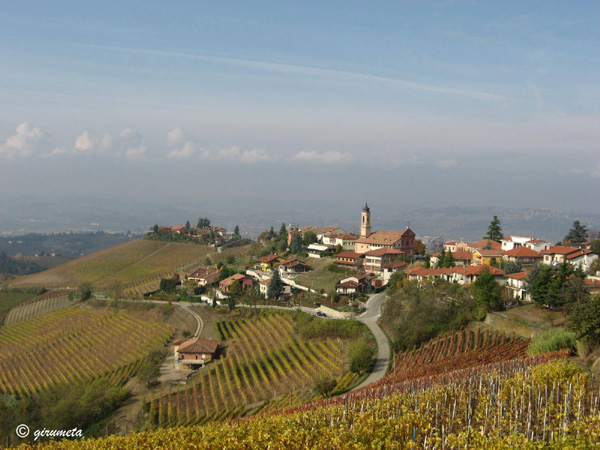Il paese di Treiso con la corona delle Alpi