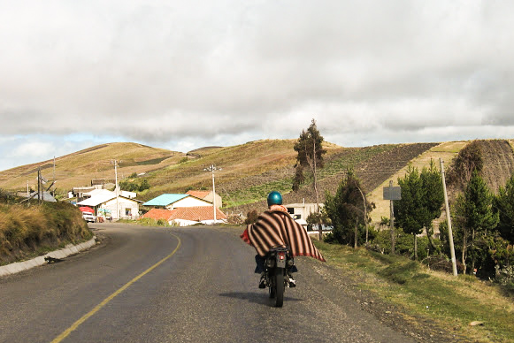 tipico motociclante ecuadoriano