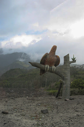 Banos - rotonda all'ingresso del paese, distrutta dalla colata lavica